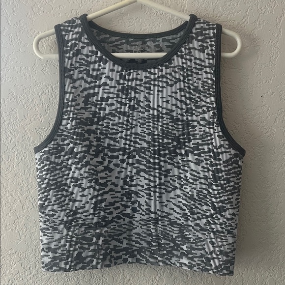 Aura Grey and White athletic Patterned Crop/Tank Top - Picture 5 of 6